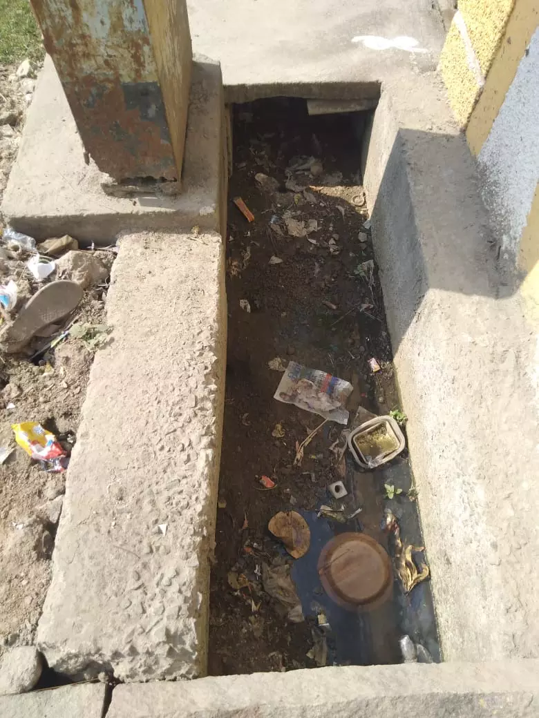 கழிவுநீர் கால்வாய் சுத்தம் செய்யப்படுமா? கழிவுநீர் கால்வாய் சுத்தம் செய்யப்படுமா?