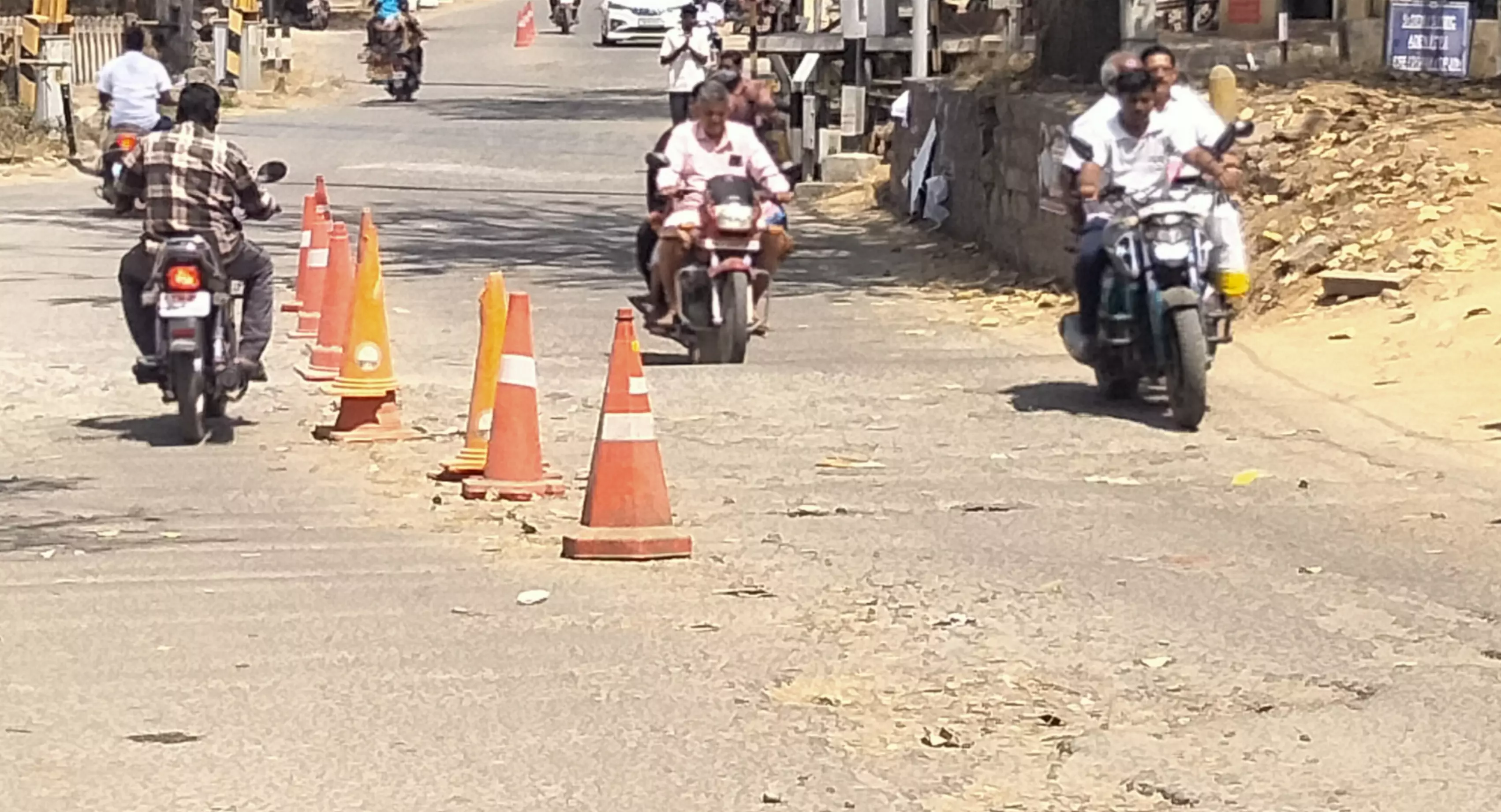 குண்டும், குழியுமான சாலை குண்டும், குழியுமான சாலை