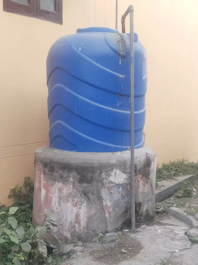 குடிநீர் தொட்டியை சரி செய்ய வேண்டும் குடிநீர் தொட்டியை சரி செய்ய வேண்டும்