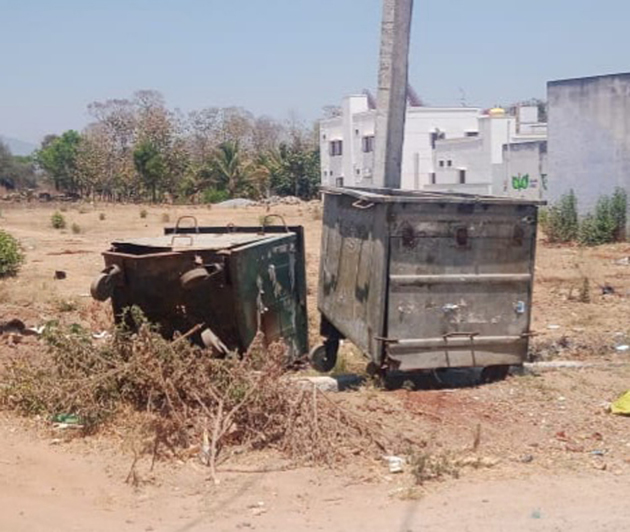 ஒரே இடத்தில் 2 குப்பைத்தொட்டிகள்