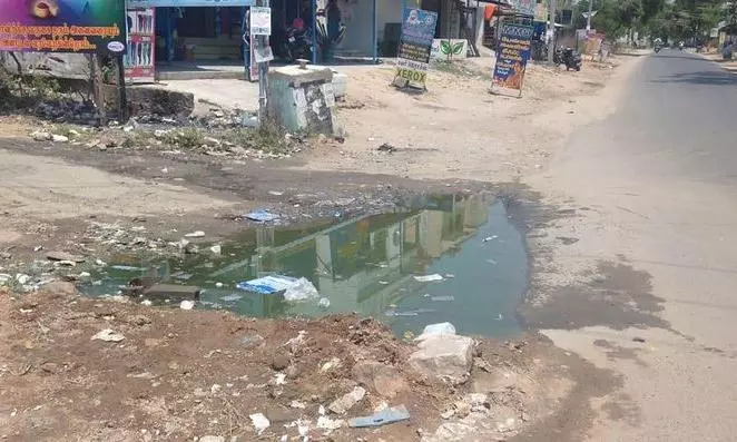 சாலையில் தேங்கும் கழிவுநீர் சாலையில் தேங்கும் கழிவுநீர்