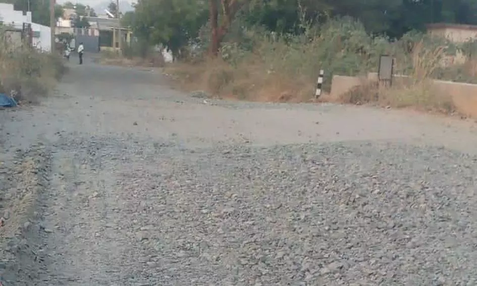 சாலையில் பரவி கிடக்கும் கற்கள் சாலையில் பரவி கிடக்கும் கற்கள்