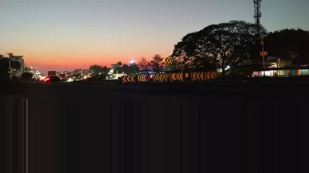 பழுதடைந்த ஒளிரும் மின் விளக்குகள் பழுதடைந்த ஒளிரும் மின் விளக்குகள்