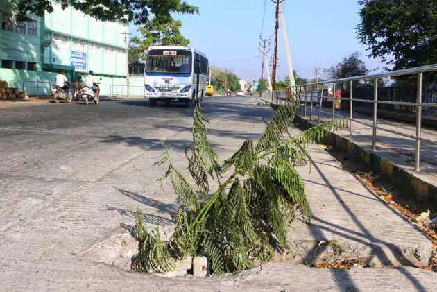 சாலையில் பள்ளம் சாலையில் பள்ளம்