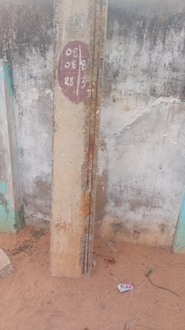 ஆபத்தான மின்கம்பம்