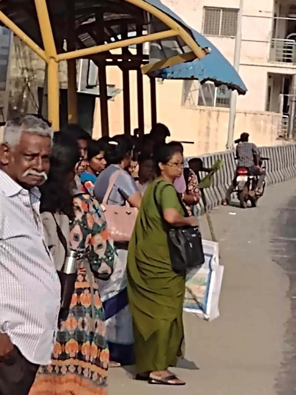 பாதுகாப்பற்ற நிழற்குடை