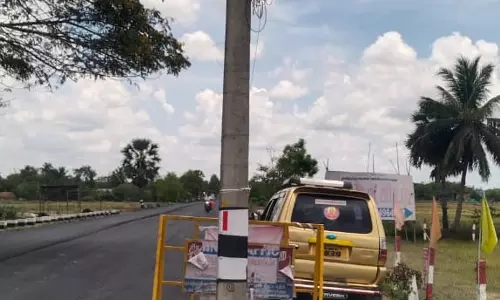 சாலை நடுவே மின்கம்பம் சாலை நடுவே மின்கம்பம்