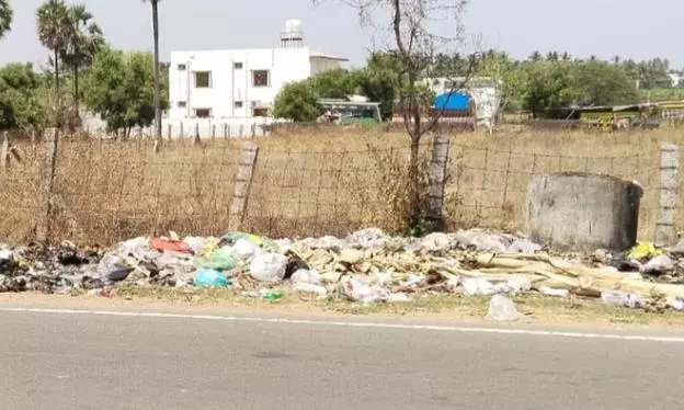 சாலையோரம் கொட்டப்படும் குப்பை