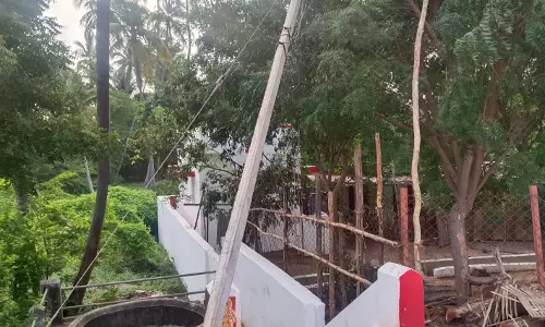 ஆபத்தான மின்கம்பம்