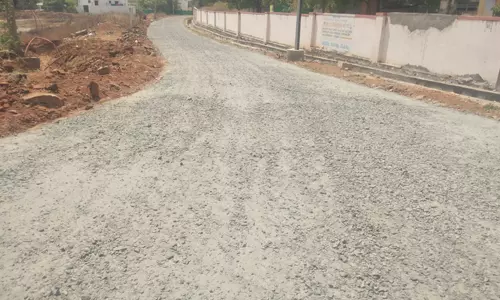 பாதியில் நிற்கும் சாலை பணி