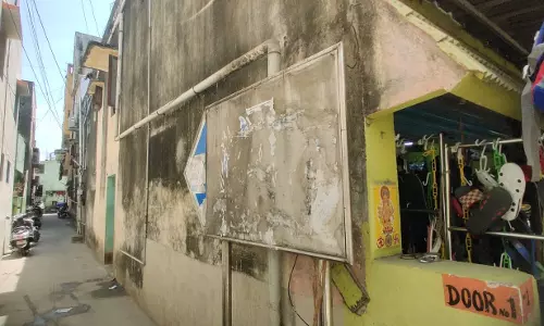 பெயர் பலகையில் பெயர் எங்கே? பெயர் பலகையில் பெயர் எங்கே?