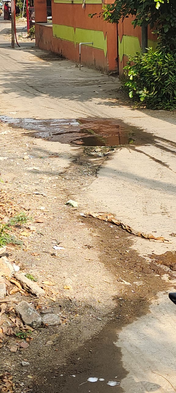 சாலையில் ஓடும் கழிவுநீர்