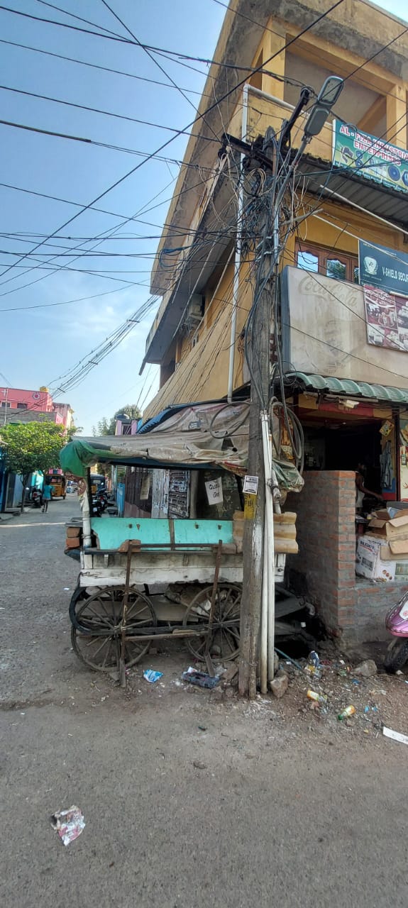 சேதமடைந்த மின்கம்பம்