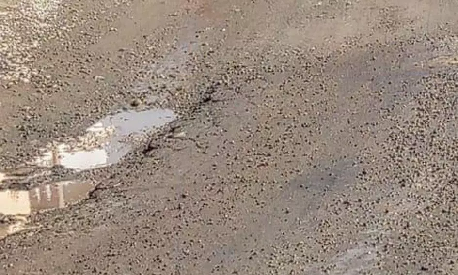 சேதமடைந்த சாலை சேதமடைந்த சாலை