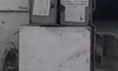 அபாயகரமான முறையில் மின்பெட்டி அபாயகரமான முறையில் மின்பெட்டி