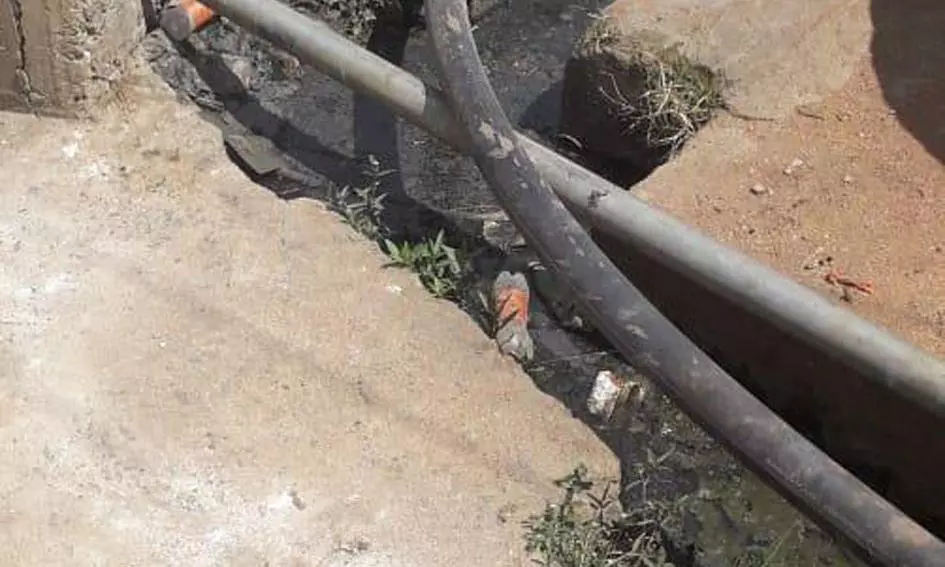 கால்வாயில் தேங்கும் கழிவுநீர் கால்வாயில் தேங்கும் கழிவுநீர்