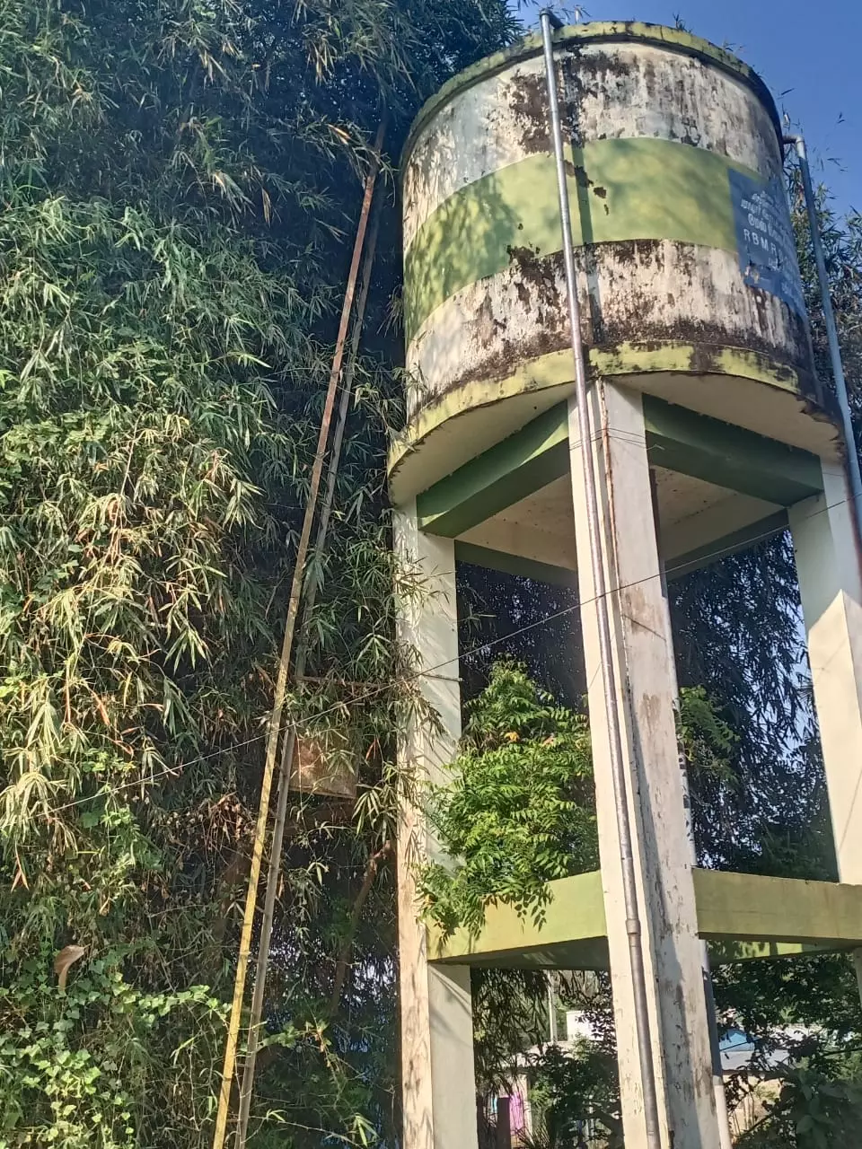 பராமரிப்பில்லாத மேல்நிலை நீர்தேக்கத்தொட்டி பராமரிப்பில்லாத மேல்நிலை நீர்தேக்கத்தொட்டி