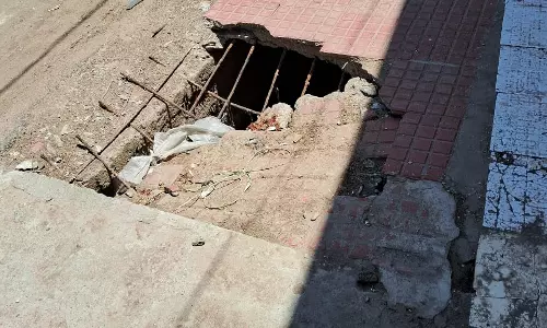 நடைபாதையில் பள்ளம்