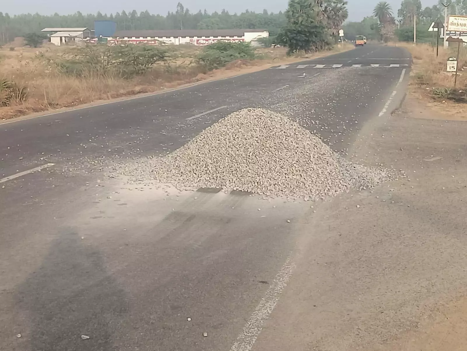 வாகன ஓட்டிகள் அவதி வாகன ஓட்டிகள் அவதி