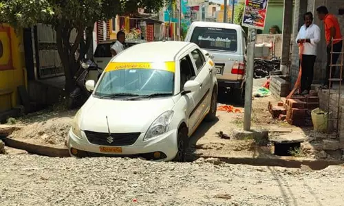 கால்வாய்க்கு மூடி போட வேண்டும் கால்வாய்க்கு மூடி போட வேண்டும்