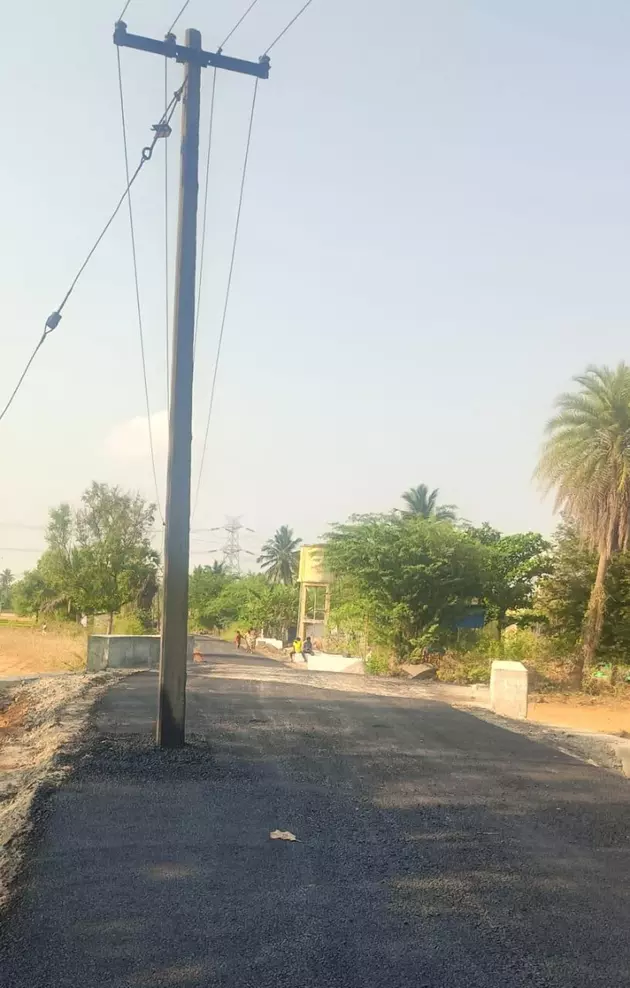 மின்கம்பத்தை ஓரமாக அமைக்க வேண்டும்