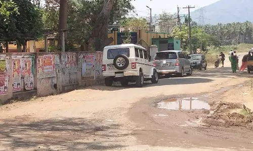 சேதமடைந்த சாலை