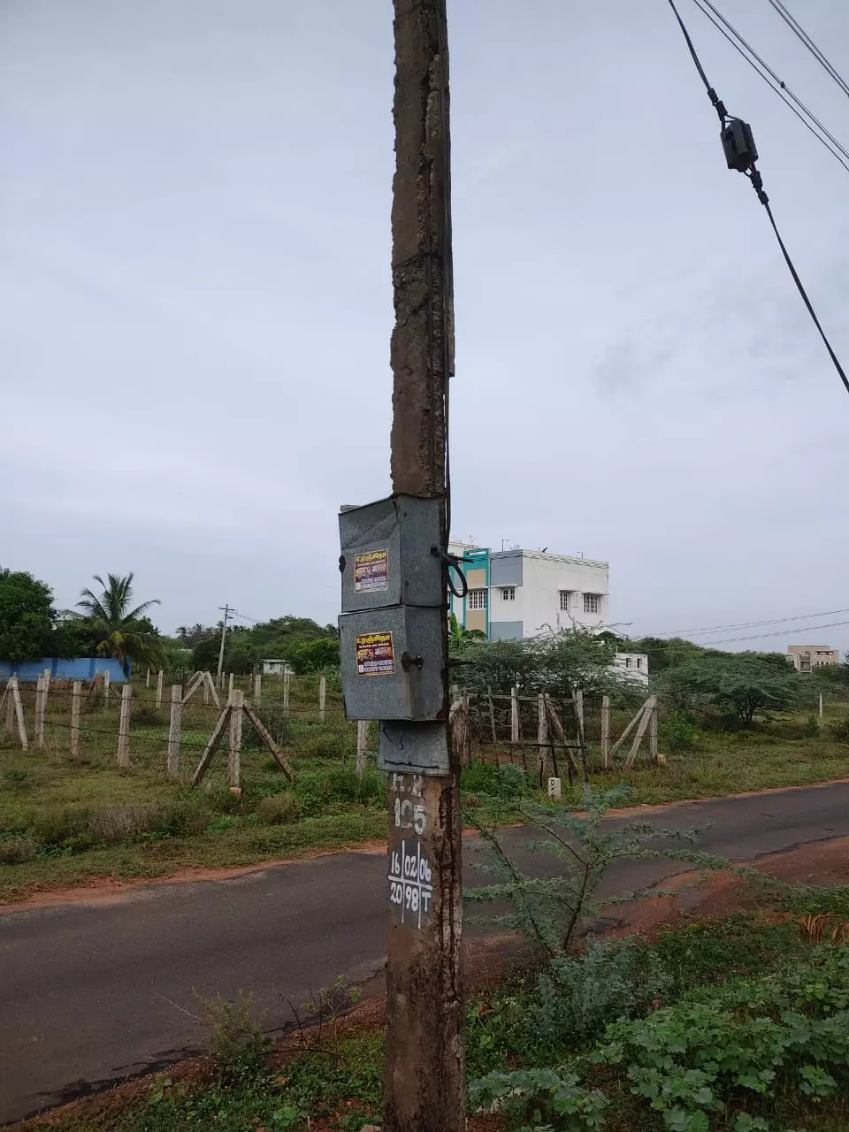 ஆபத்தான மின் கம்பங்கள் ஆபத்தான மின் கம்பங்கள்