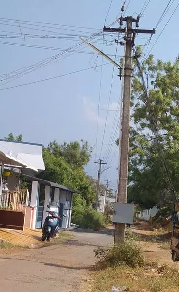 நடுரோட்டில் மின்கம்பம் நடுரோட்டில் மின்கம்பம்