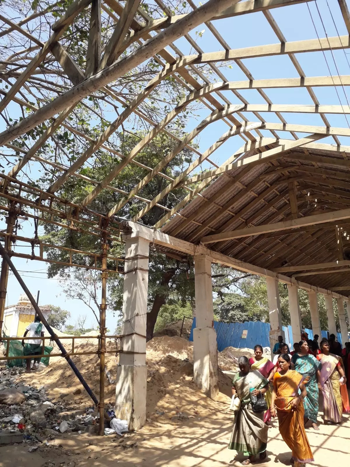 சேதமடைந்த நடைபாதை மேற்கூரை சேதமடைந்த நடைபாதை மேற்கூரை