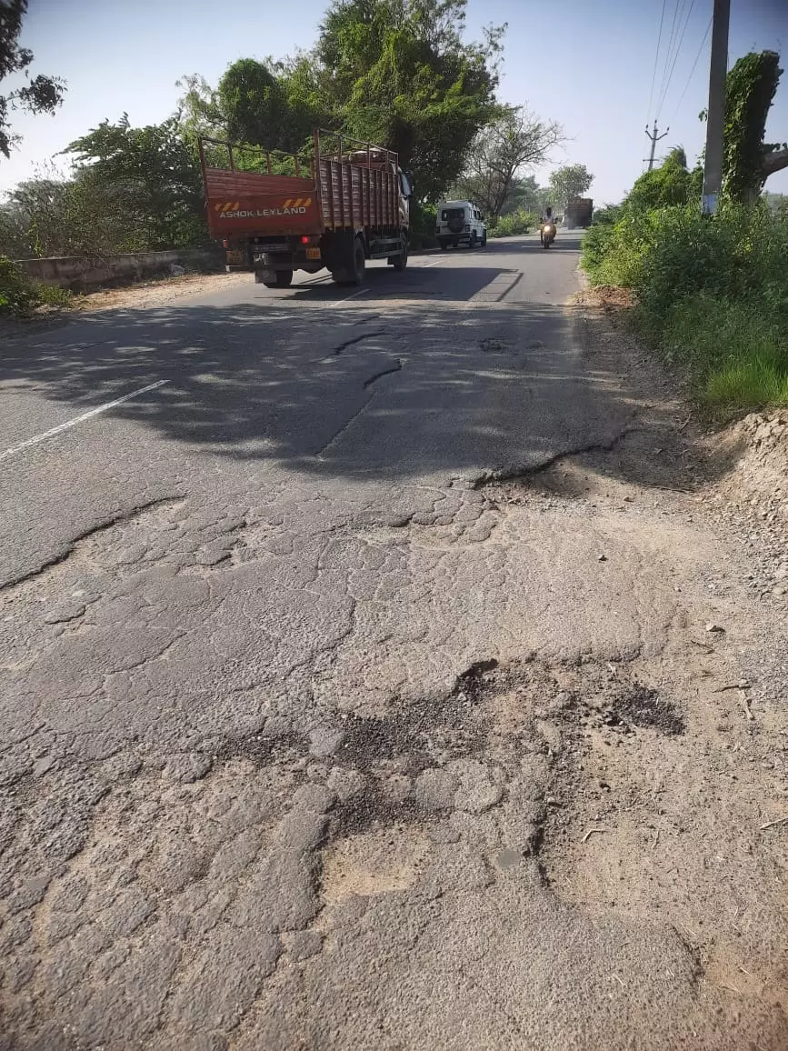 குண்டும் குழியுமான சாலை குண்டும் குழியுமான சாலை