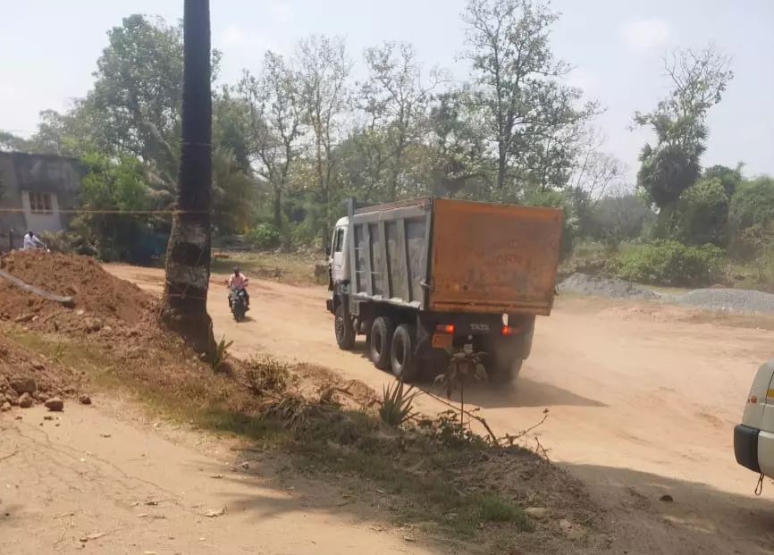 வாகன ஓட்டிகள் அவதி வாகன ஓட்டிகள் அவதி