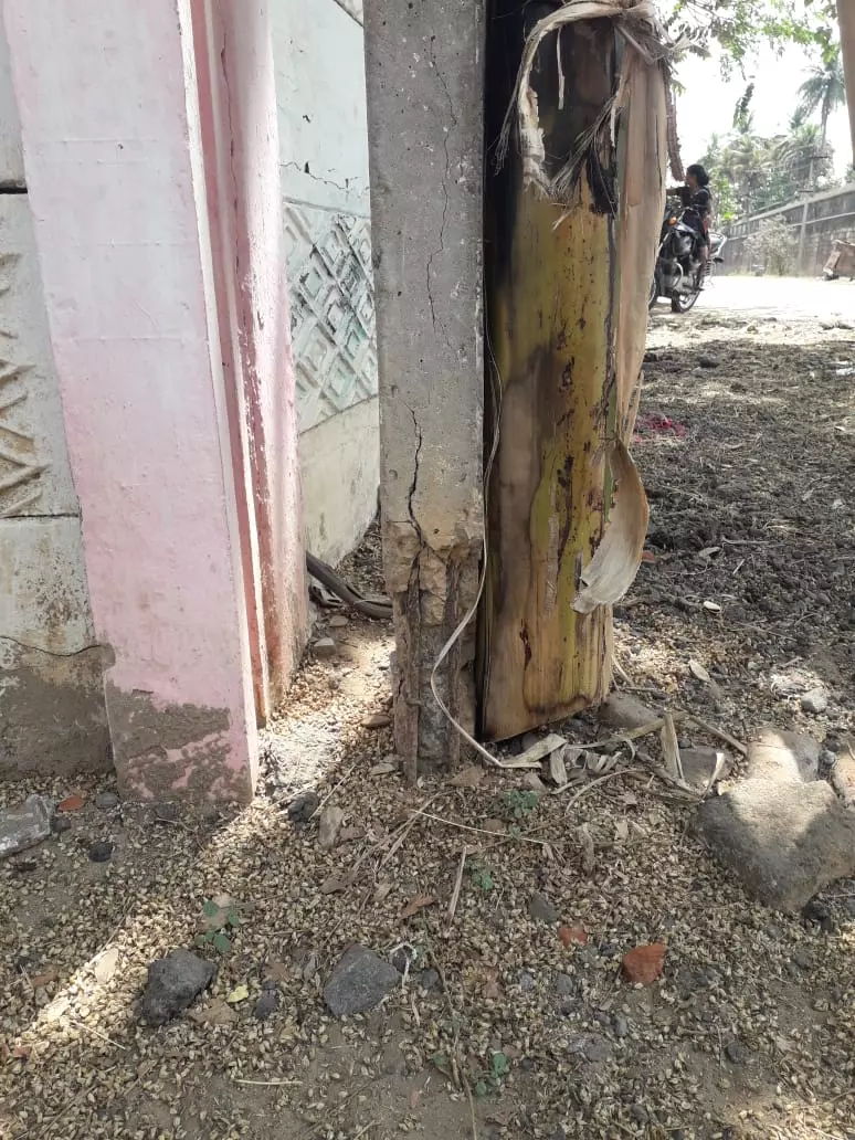 சேதமடைந்த மின்கம்பம்