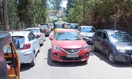 படகு இல்ல சாலையில் போக்குவரத்து நெரிசல் படகு இல்ல சாலையில் போக்குவரத்து நெரிசல்