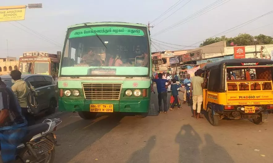 நடுரோட்டில் இறக்கி விடப்படுவதால் அவதி