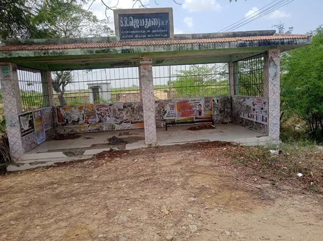 புதர்மண்டிய பயணிகள் நிழற்கூடம் புதர்மண்டிய பயணிகள் நிழற்கூடம்