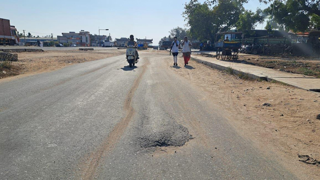 சர்வீஸ் சாலையில் பள்ளம் சர்வீஸ் சாலையில் பள்ளம்