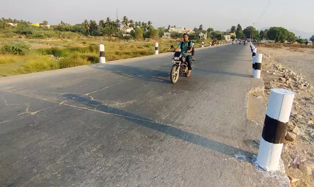 இரும்புத்தடுப்புகள் அமைக்க வேண்டும் இரும்புத்தடுப்புகள் அமைக்க வேண்டும்