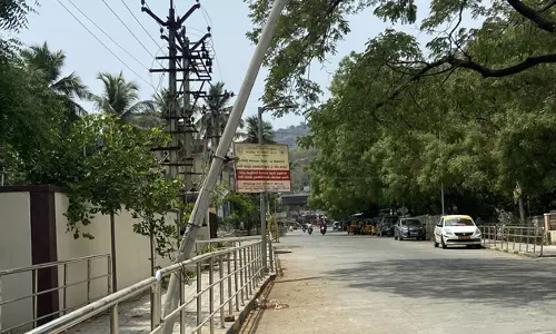 சாய்ந்த நிலையில் டெலிபோன் கம்பம் சாய்ந்த நிலையில் டெலிபோன் கம்பம்
