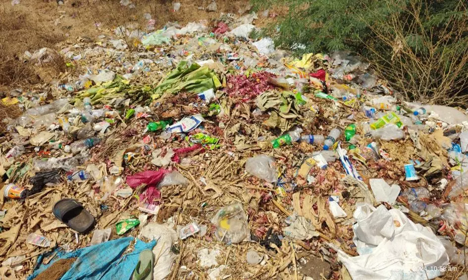 குட்டையில் குப்பை கொட்டுவதை தடுக்க வேண்டும் குட்டையில் குப்பை கொட்டுவதை தடுக்க வேண்டும்