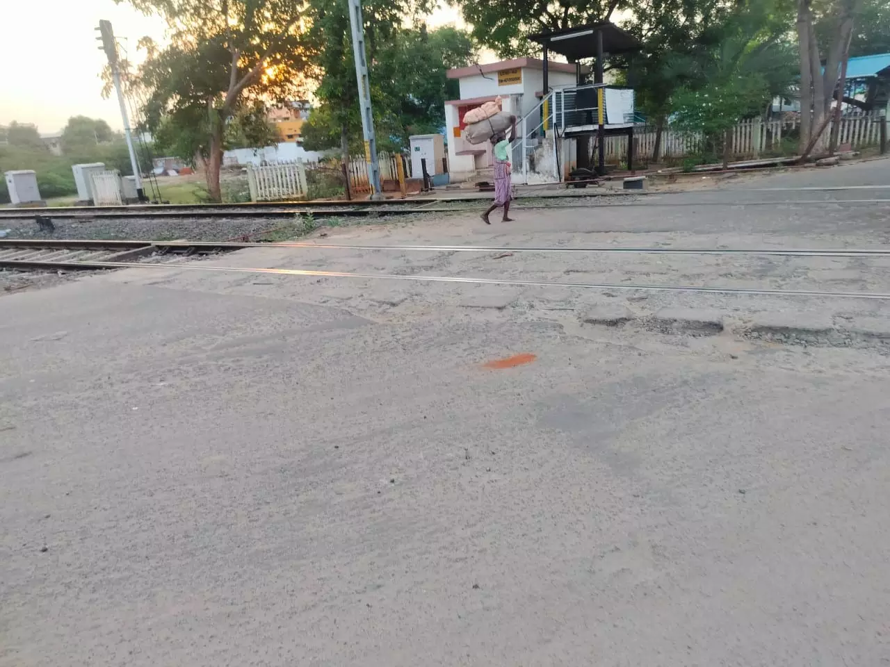 குண்டும் குழியுமான சாலை குண்டும் குழியுமான சாலை