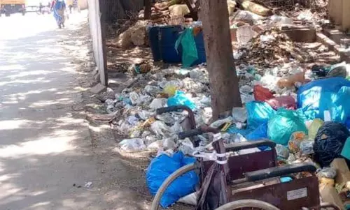 குவிந்து கிடக்கும் குப்பைகள்