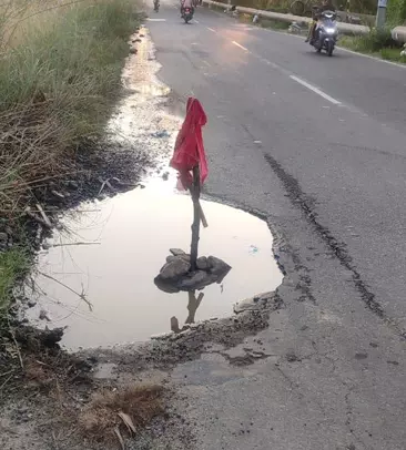 ஆபத்தான பள்ளம் ஆபத்தான பள்ளம்