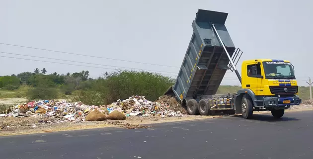 சாலையோரம் கொட்டப்படும் குப்பைகள்