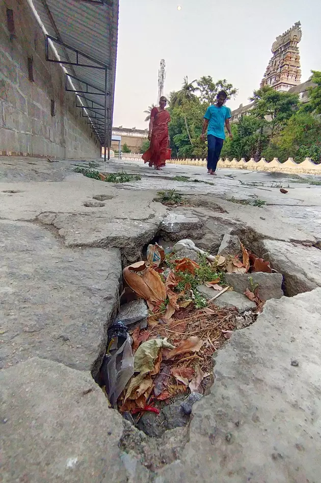 பள்ளம் சீரமைக்கப்படுமா? பள்ளம் சீரமைக்கப்படுமா?