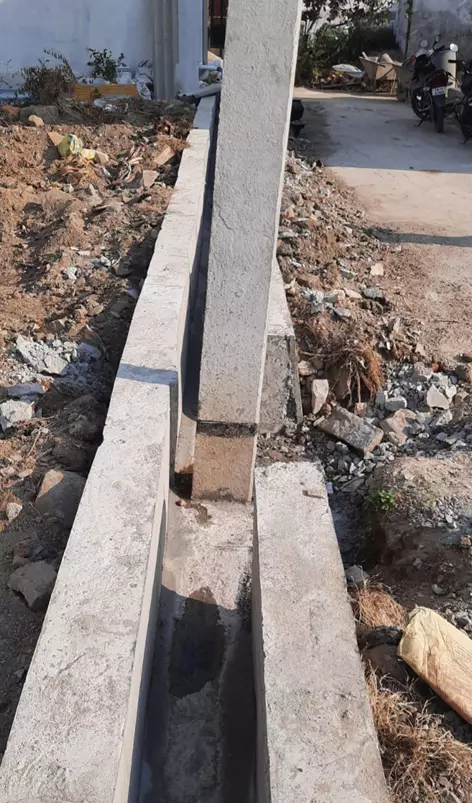 கழிவுநீர் கால்வாயில் மின்கம்பம் கழிவுநீர் கால்வாயில் மின்கம்பம்