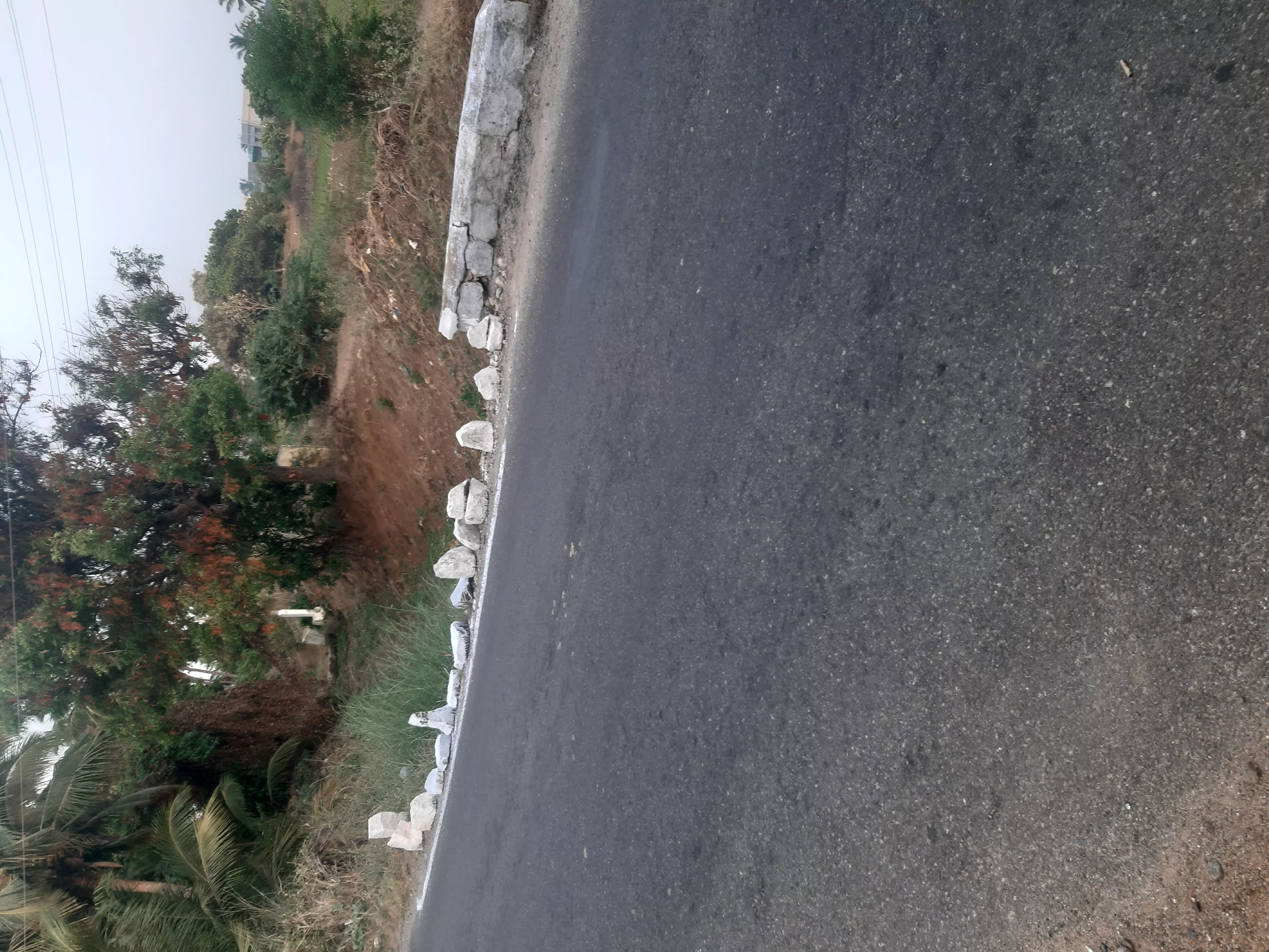 சேதமடைந்த தடுப்பு சுவர்