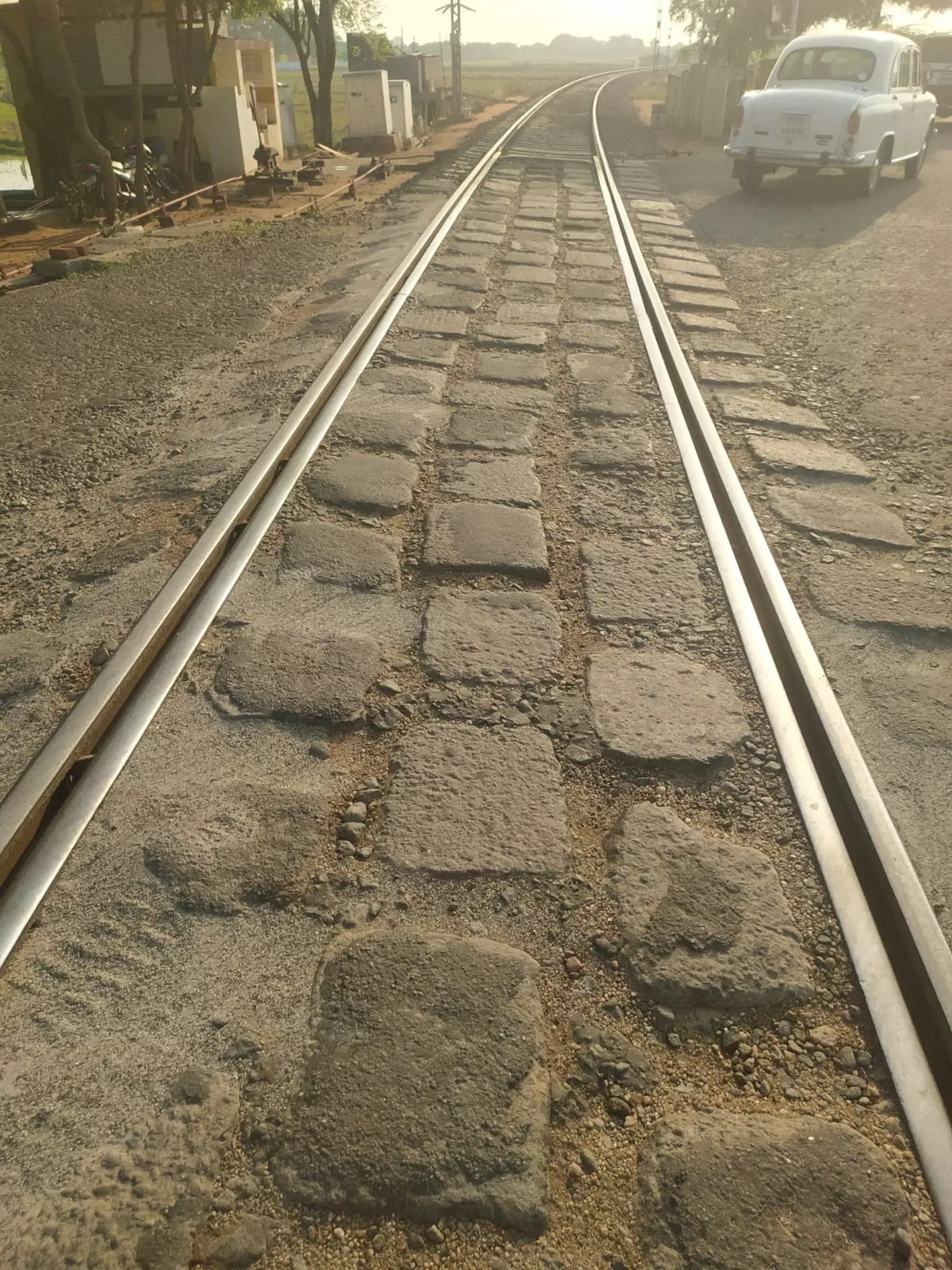 விபத்து ஏற்படுத்தும் சாலை