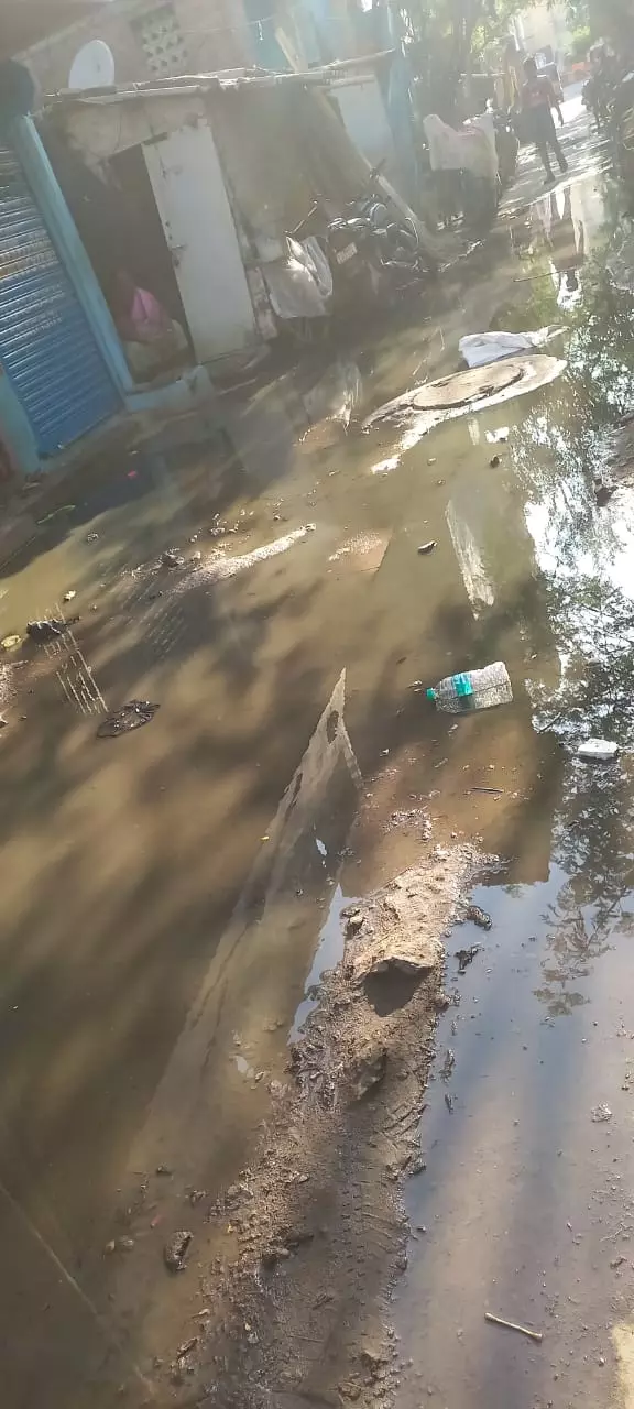 கழிவுநீரால் துர்நாற்றம் கழிவுநீரால் துர்நாற்றம்