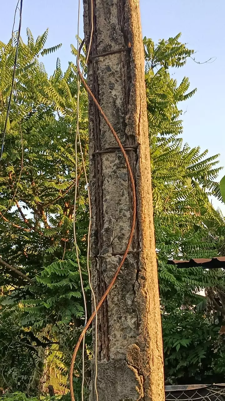 ஆபத்தான மின்கம்பம் ஆபத்தான மின்கம்பம்