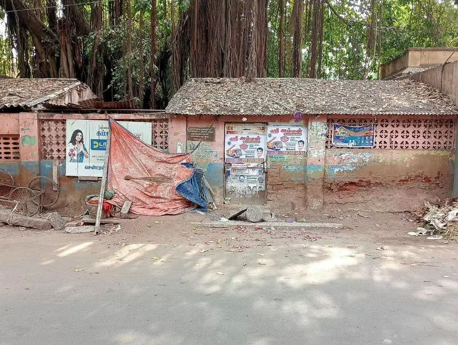 இடிந்துவிழும் நிலையில் அங்கன்வாடி மையம்